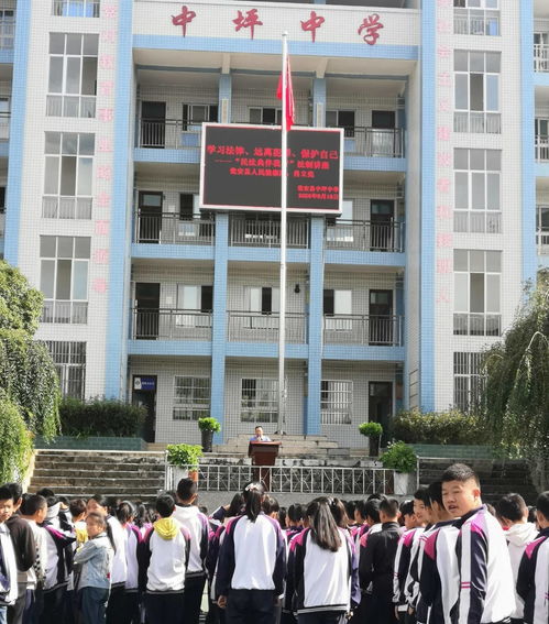 甕安縣關(guān)工委 縣檢察院聯(lián)合走進(jìn)中坪中學(xué)開展法治宣講