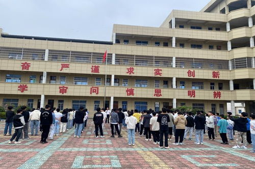 潢川縣卜集中學舉行國慶節(jié)安全主題教育升旗儀式